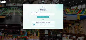 Pantalla de registro de kiosko de demostración con entrada de referencia de reserva y un aviso de escaneado de QR.