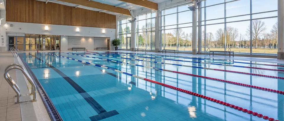 Illustratives Schwimmbad.